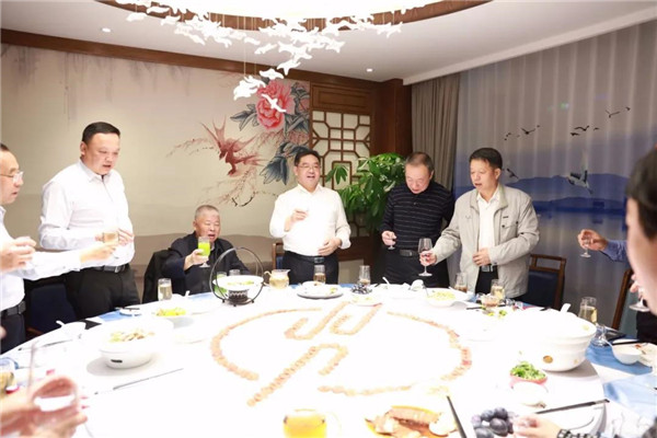 慶中秋 迎華誕 塔林鼎尚恭祝全疆各族朋友雙節(jié)快樂！